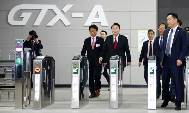 الرئيس يون يصل إلى محطة دونغتان بعد رحلته التجريبية على خط ’جي تي إكس أيه‘ القطار السريع العظيم