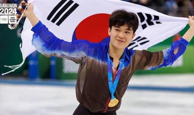 كيم هيون-غيوم يفوز بأول ميدالية ذهبية لكوريا في المباريات الفردية للتزلج الفني على الجليد للرجال