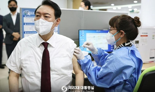 الرئيس يون يتلقى الجرعة الرابعة من لقاح كوفيد-19... داعيا المواطنين للانضمام إلى حملة التطعيم