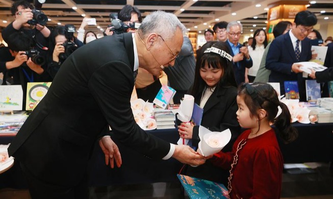 يو إن-تشون وزير الثقافة يهادي الأطفال بالكتب في اليوم العالمي للكتاب