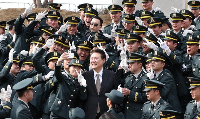 الرئيس يون سوك-يول مع ضباط الأكاديمية العسكرية