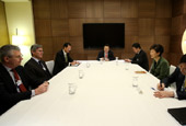 الرئيسة تطالب رؤساء الشركات العالمية بزيادة استثماراتهم في كوريا
