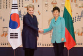 الرئيسة بارك تعقد قمة مع الرئيسة الليتوانية