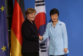 الرئيسة بارك والمستشارة الألمانية تناقشان التعاون