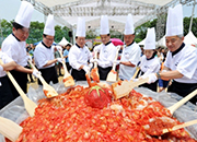 حفلة الطماطم في قرية تيه-تشون
