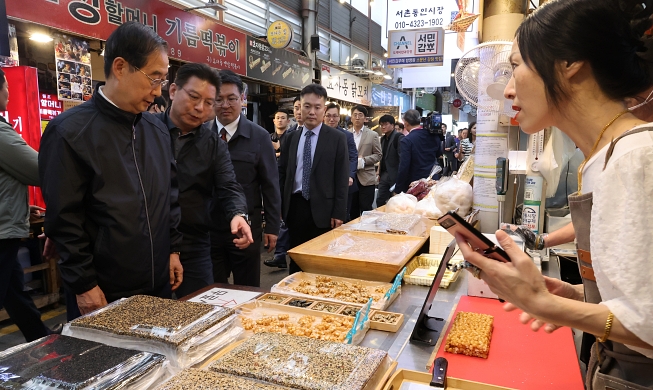 رئيس الوزراء هان دوك-سو يزور سوق تونغ-إين الشعبية