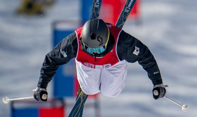 لي يون-سيونغ يفوز بالميدالية الذهبية في تزلج موغول للرجال