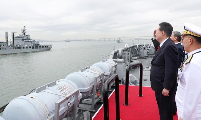 الرئيس يون يحيي تحية عسكرية للأسطول البحري