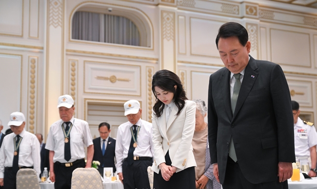 الرئيس يون يلتقي بذوي الاستحقاق الوطني وأفراد أسرهم قبيل ذكرى الحرب الكورية
