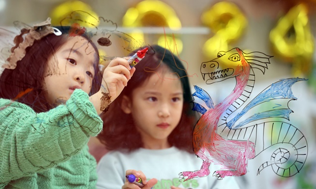 الأطفال يرسمون التنانين احتفالا بالعام الجديد عام التنين