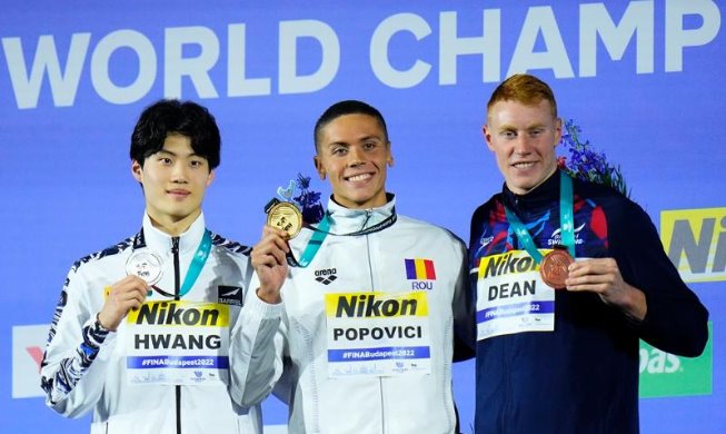 يفوز هوانغ سون-وو الكوري الجنوبي بالميدالية الفضية في بطولة العالم للسباحة