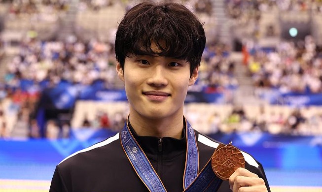 هوانغ سيون-أوه أول سباح كوري يفوز مرتين على التوالي بميدالية 200 متر سباحة حرة في بطولة العالم للسباحة