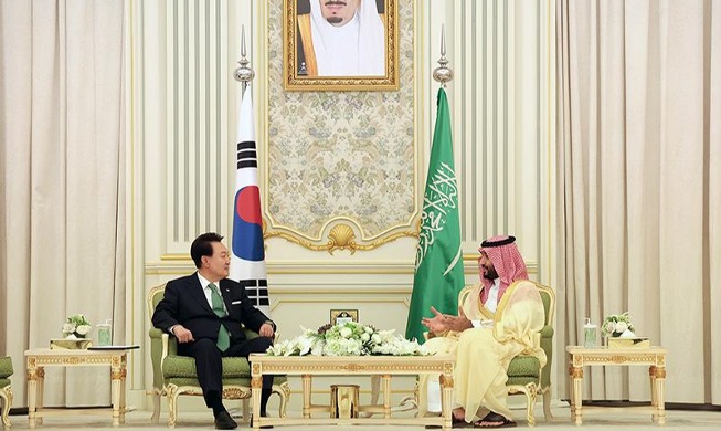 الرئيس يون يعقد قمة مع ولى العهد السعودي الأمير بن سلمان 