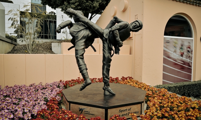 المتحف الأولمبي في سويسرا يكشف النقاب عن تمثال التايكوندو