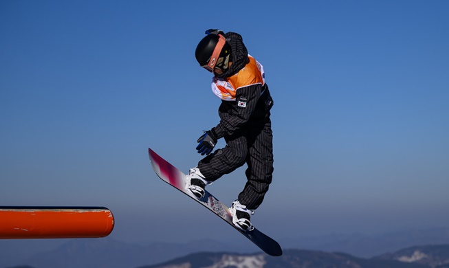 اللاعب الكوري لي تشيه-أون يحصد الميدالية الذهبية في التزلج على الثلوج