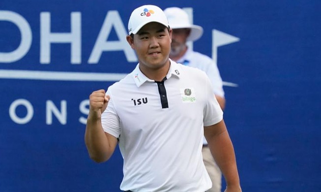 لاعب الغولف كيم جو-هيونغ البالغ من العمر عشرين عاما يفوز بلقب بطولة بي جي إيه