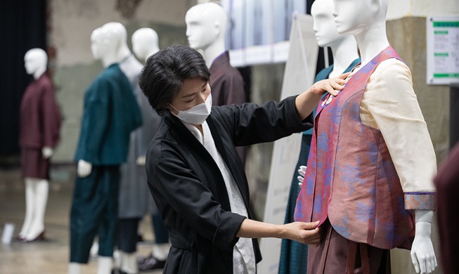 [كوريا في الصورة] ارتداء الملابس التقليدية الكورية ’هانبوك‘ أثناء العمل