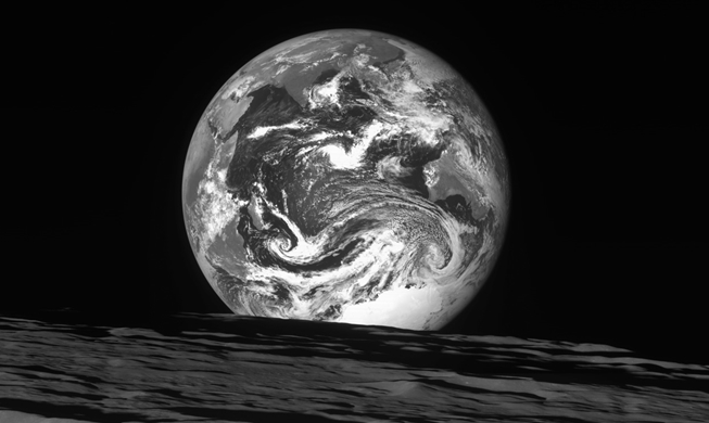 المركبة الكورية المدارية ’دانوري‘ ترسل صورا للقمر والأرض