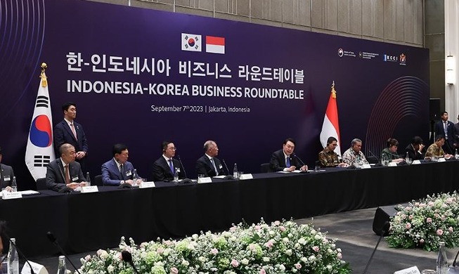 الرئيس يون يحضر المائدة المستديرة للأعمال الكورية الإندونيسية