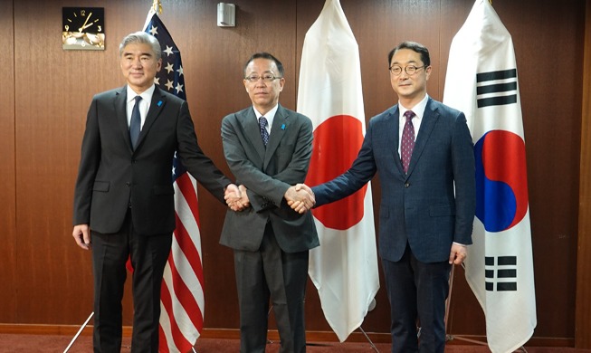 المبعوث النووي الكوري الجنوبي مع نظيريه الأمريكي والياباني