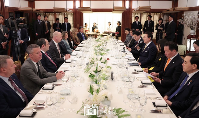 الرئيس يون يقيم مأدبة عشاء لوفد المكتب الدولي للمعارض في البيت الأزرق