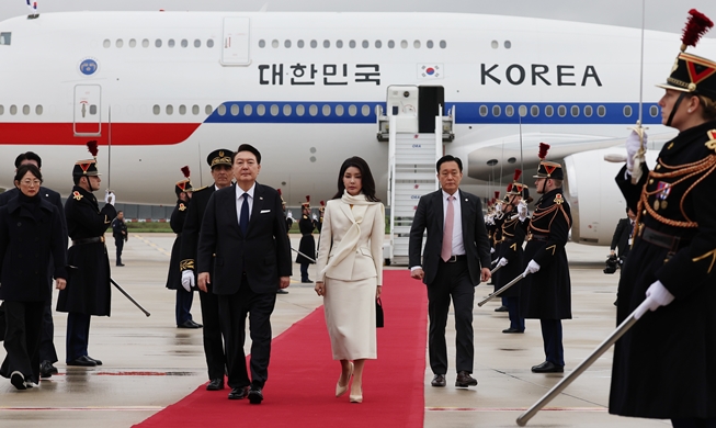 الرئيس يون يصل إلى باريس للقيام بالمساعي النهائية لاستضافة معرض إكسبو العالمي 2030