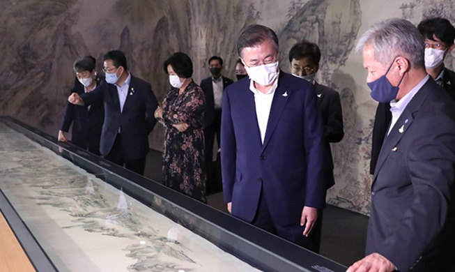 الرئيس مون يزور المتحف الوطني الكوري لتشجيع المواطنين لأنشطة ثقافية