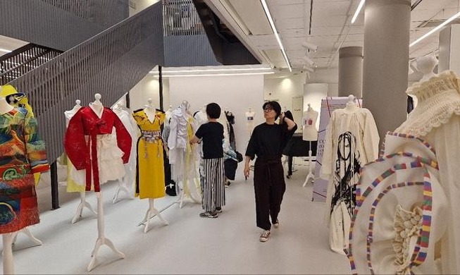 المركز الثقافي الكوري لدى السويد ينظم ’معرض فنون الأزياء الدولية‘ في مدينة ستوكهولم