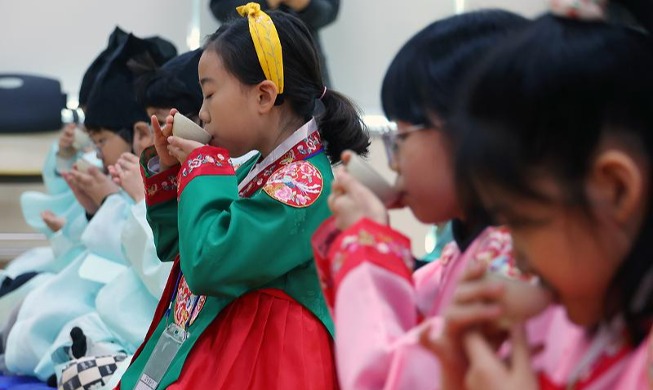طلاب المرحلة الابتدائية يتعلمون آداب الشاي الكوري التقليدي ’دادو‘