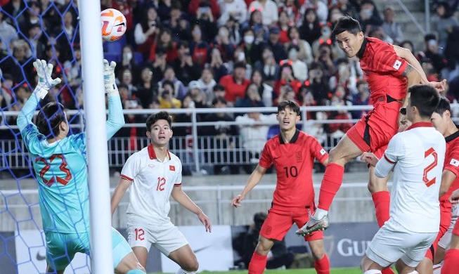 كيم مين-جيه يفوز بلقب أفضل لاعب دولي في الاتحاد الآسيوي ليصبح ثاني لاعب كوري بعد سون هيونغ-مين