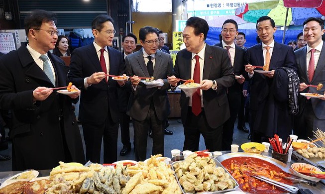 الرئيس يون ومديرو الشركات الكورية يزورون سوق كانغتونغ في بوسان معا