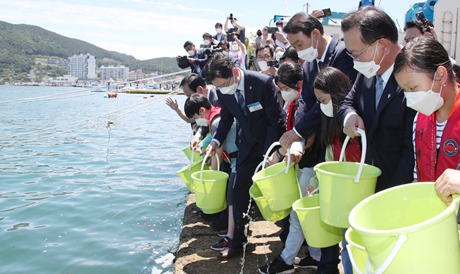 [كوريا في صورة] رئيس الوزراء الكوري الجنوبي يطلق أسماكًا صغيرةً في يوم البحر.