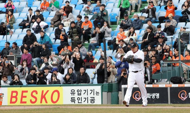 تشجيع الجماهير في المباراة الاستعراضية التي تسبق دوري بيسبول المحترفين الكوري