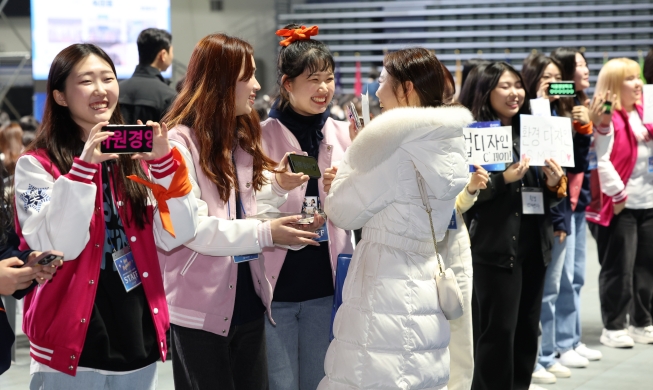 طالبات جامعة سوكميونغ للبنات يرحبن بالدفعة الجديدة