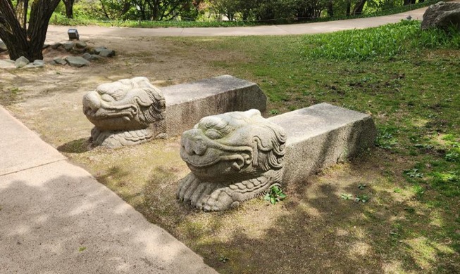 رجوع تمثالين على شكل ’حيوان مبارك‘ إلى مكانهما الأصلي أمام وول-ديه في ميدان غوانغهوامون بعد غياب 100 عام