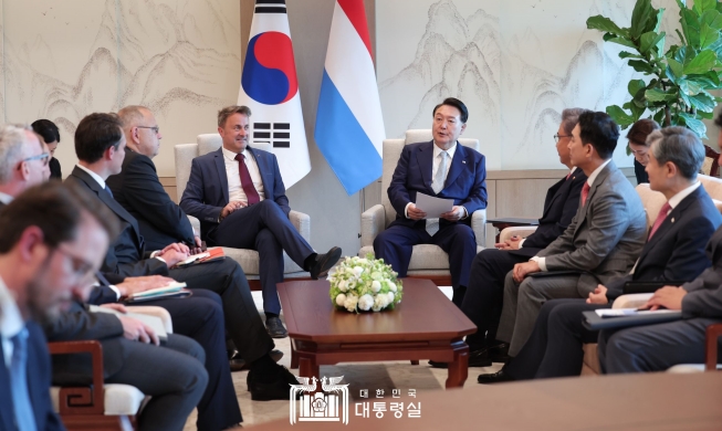الرئيس يون يلتقي بكل من زعيمي لوكسمبورغ ونيوزيلندا