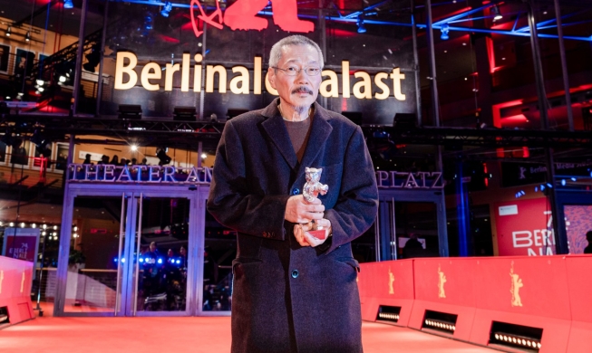 المخرج الكوري هونغ سانغ-سو يفوز بجائزة الدب الفضي للجنة التحكيم في مهرجان برلين السينمائي الدولي