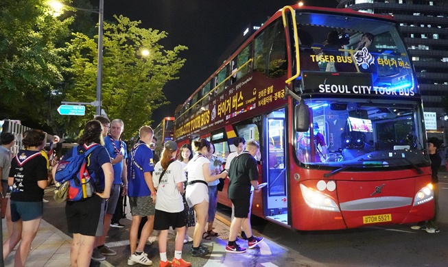 إدارة سيئول تأخذ كشافة مخيم الكشافة العالمي في جولة ليلية خلابة بحافلة المدينة السياحية