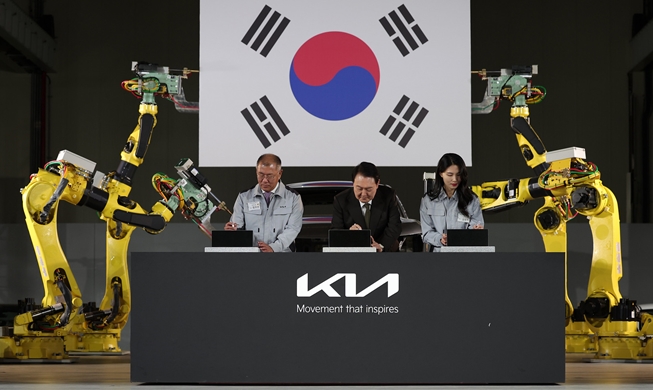 الرئيس يون يحضر مراسم وضع حجر الأساس لأول مصنع للسيارات الكهربائية في كوريا