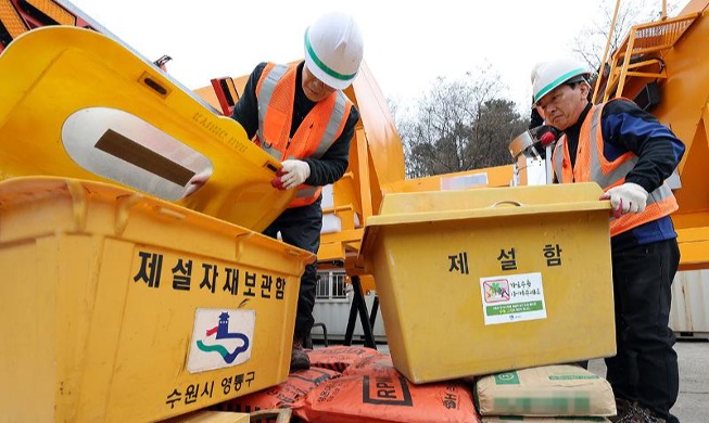 كوريا الجنوبية تتفقد معدات إزالة الثلج استعدادا لفصل الشتاء
