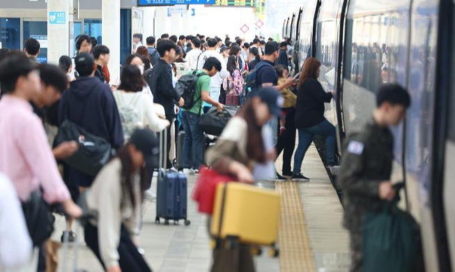محطة سيئول تزدحم بالمسافرين العائدين إلى مساقط رؤوسهم قبل عيد تشوسوك