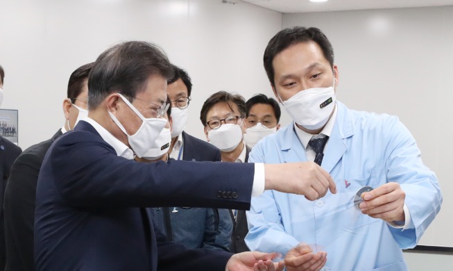 الرئيس مون، الحكومة الكورية تتبادل خبرات وبيانات للتغلب على فيروس كورونا مع العالم