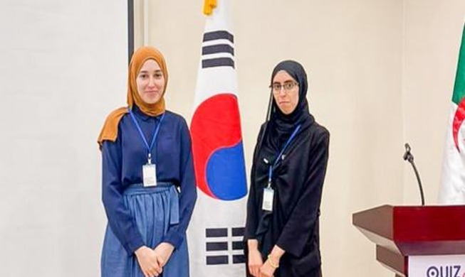 الجزائر وكوريا= صداقة للأبد‘، شعار مسابقة كويز عن كوريا لعام 2023 (المراسلتان الفخريتان)’