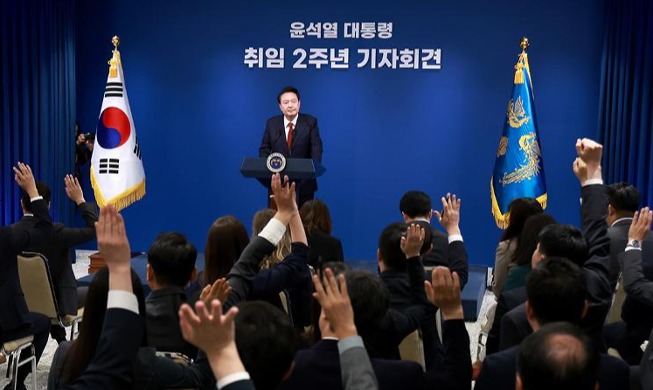 الرئيس يون سوك-يول في مؤتمر صحفي بمناسبة الذكرى الثانية لتنصيبه رئيسا لجمهورية كوريا