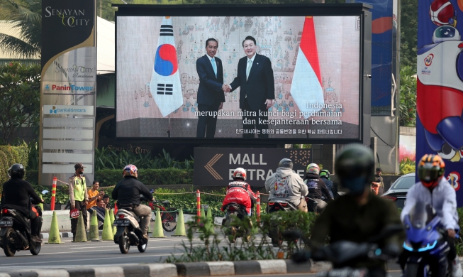 عرض فيديو إعلاني لزيارة الرئيس يون إلى إندونيسيا...الرئيس يون يؤك...