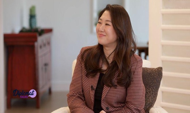 الإعلامية الكورية 'نا نوري' تكشف لنا تفاصيل الإذاعة العالمية لكوريا من خلال برنامجها 'محادثات دبلوماسية' لنشر الثقافة الكورية (المراسلة الفخرية)