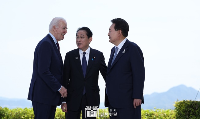 قادة كوريا الجنوبية والولايات المتحدة واليابان يتعهدون بتعزيز التعاون الإستراتيجي بين الدول الثلاث