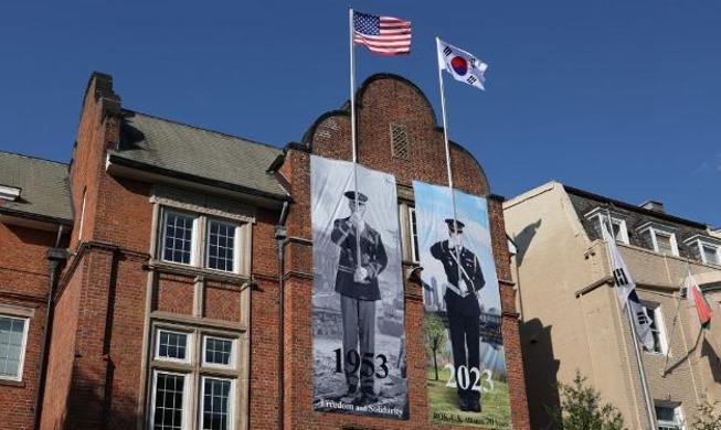 العلم الكوري والعلم الأمريكي يرفرفان معا في أرجاء واشنطن استعدادا لوصول الرئيس يون في زيارة دولة