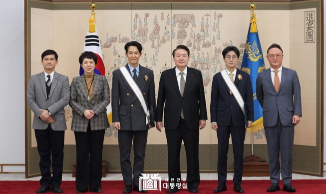 الرئيس يون يمنح وسام التاج الذهبي للاستحقاق الثقافي للمخرج هوانغ دونغ-هيوك والممثل لي جونغ-جيه