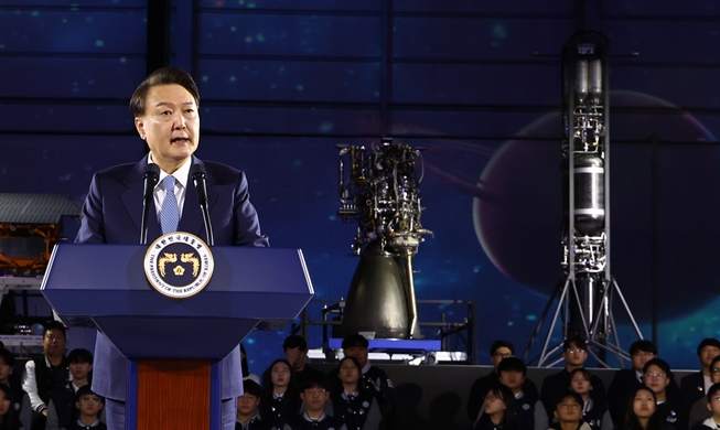 الرئيس يون ستحقق كوريا هدفها المتمثل في أن تصبح قوة اقتصادية فضائية من خلال إنشاء مجمع لصناعة الفضاء